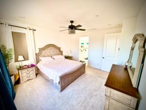 a bedroom with a bed and a ceiling fan at Valencia Resort in Santa Clarita