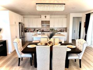 a kitchen and dining room with a table and chairs at Valencia Resort in Santa Clarita