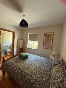 a bedroom with a bed and a window at Griggins House in Cur