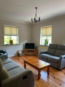 a living room with two couches and a coffee table at Griggins House in Cur