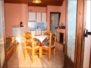 Kuchyň nebo kuchyňský kout v ubytování Villa Aglaini