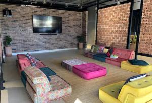 a living room with couches and a flat screen tv at depa en el centro con estacionamiento in Monterrey