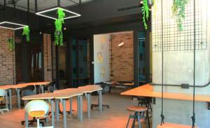 a classroom with tables and chairs in a room at depa en el centro con estacionamiento in Monterrey +9 photos