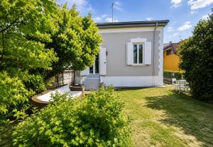 a small white house with a yard at Casa Elisa 10 B in Bellaria-Igea Marina