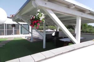 a pergola with a flower arrangement on a patio at La casa di Mazzancollo in San Martino in Pensilis