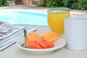 un tazón de zanahorias cortadas y un vaso de zumo de naranja en Hotel La Hacienda, en Tuxtla Gutiérrez 32 fotos más