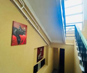 a hallway with a painting of a cat on the wall at Levandų šeimyniniai apartamentai su vonia ir sodu in Ryškėnai