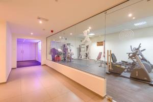 een fitnessruimte met loopbanden en fitnessapparatuur in een kamer bij Melpo Antia Hotel & Suites in Ayia Napa