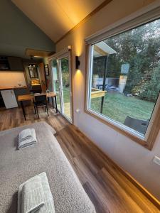 ein Zimmer mit einem großen Fenster in einem Haus in der Unterkunft LANÍN Tiny House in San Martín de los Andes