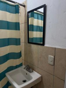 a bathroom with a sink and a mirror at Apartamento comodo en Rivas in Rivas