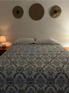 a bed with two pillows and two hats on the wall at Apartamento comodo en Rivas in Rivas