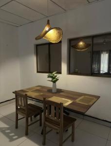 a dining room table with two chairs and a potted plant at Apartamento comodo en Rivas in Rivas
