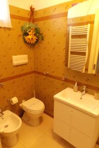 a bathroom with a toilet and a sink at La casa di Mazzancollo in San Martino in Pensilis +15 photos