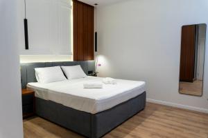 ein Schlafzimmer mit einem großen Bett mit weißer Bettwäsche in der Unterkunft Hotel Velaris in Struga