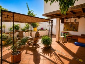 a patio with chairs and plants on a patio at Republika Divanga Homestel in Taganga