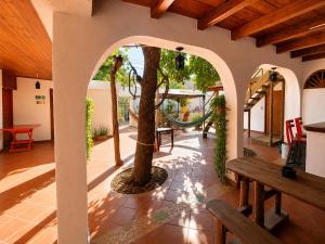 an archway with a tree in the middle of a room at Republika Divanga Homestel in Taganga