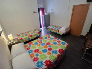 a room with two beds in a room at vila gira odeceixe in Odeceixe