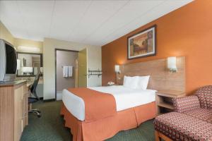 Un pat sau paturi într-o cameră la Days Inn by Wyndham Columbus Fairgrounds