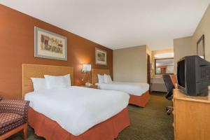 Postel nebo postele na pokoji v ubytování Days Inn by Wyndham Columbus Fairgrounds