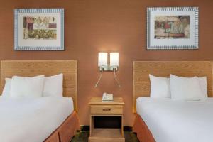 Postel nebo postele na pokoji v ubytování Days Inn by Wyndham Columbus Fairgrounds