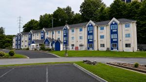 a large apartment building with blue and white at Guest Inn Pigeon Forge in Pigeon Forge