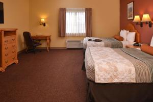 Ліжко або ліжка в номері Country Hearth Inn & Suites Edwardsville