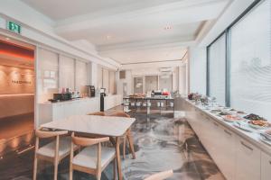 a kitchen with a table and chairs in a room at 호텔 인썸니아 Hotel Insomnia 失眠酒店 in Daegu