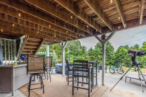 a camera on a patio with chairs and a table at Mountain Forest Manor in Hiawassee