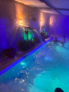 a swimming pool with people in the water at night at a termas voy in Termas de Río Hondo