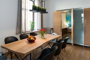 a dining room with a wooden table and chairs at Style4rent Apartament Kazimierz in Krak&oacute;w