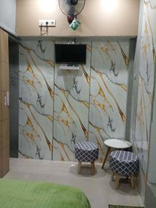 a bedroom with a wall with a mural of waves at Sarasutha hotel and pool in Lembuak