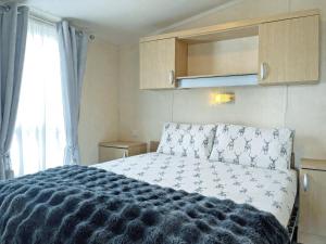 a bedroom with a bed and a window at Forest Edge - Uk51739 in Oakmere