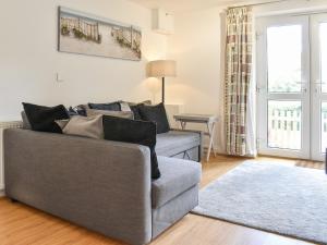 a living room with a couch and a table at Bunker - Uk11039 in Carlyon Bay