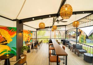 ein Restaurant mit Tischen, Stühlen und Lichtern in der Unterkunft Fizz Diving Resort in Panglao