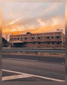 a building with a hotel on the side of a road at Hotel 3 Reis in Guia Lopes da Laguna