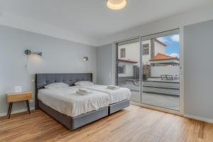 a bedroom with a large bed and a balcony at Villa Winter Apt 1 in Funchal
