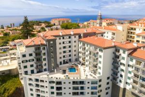 eine Luftaufnahme von Gebäuden in einer Stadt in der Unterkunft Sunflower Ocean View Apartment With Pool & Parking in Caniço