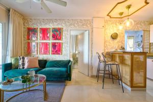 a living room with a couch and a table at The-Comfty-Spot Experience Sd Wifi in Santo Domingo