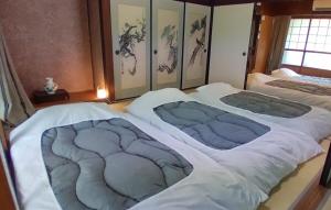 two large beds in a room at 神乃宿 in Shimonoseki +55 photos
