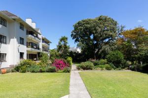 a garden in front of a building at Quiet Garden Flat Near Kenilworth Centre in Cape Town