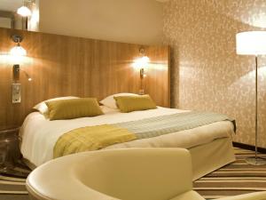 ein Schlafzimmer mit Bett und Badewanne in der Unterkunft Mercure Angers Centre de Congrès in Angers