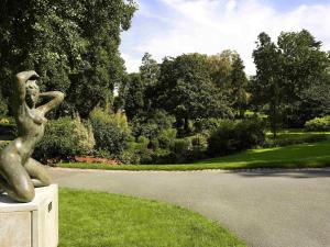 eine Statue einer Frau, die auf dem Gras sitzt in der Unterkunft Mercure Angers Centre de Congrès in Angers + 24 Fotos