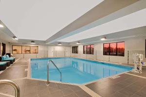 a large swimming pool in a hotel room at Hawthorn Suites by Wyndham Columbus West in Columbus