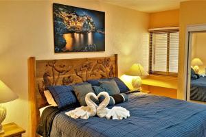 a bedroom with a bed with two swans on it at Sonoran Spa 304-N in Puerto Peñasco +32 photos