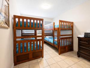 a room with two bunk beds in a room at 30 seconds beach aparment in Aguacate