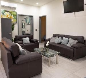 a living room with two couches and a coffee table at Casa de Cuatro Vientos in Álamos