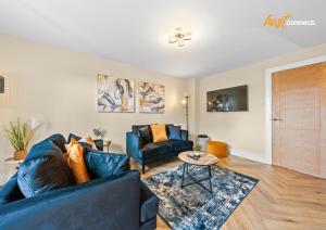 a living room with a blue couch and a table at 2Br House I Sleeps 4 I Cumbernauld in Cumbernauld