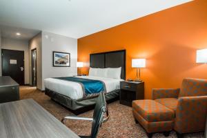 A bed or beds in a room at Executive Inn Fort Worth West