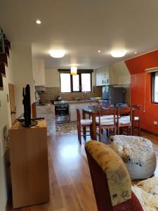 a living room with a kitchen and a dining room at Apu Tacllo lodge in Layo +21 photos