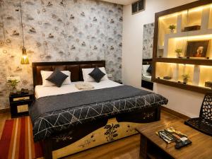 a bedroom with a bed and a mirror at SoulStay Vrindavan in Mathura +38 photos
